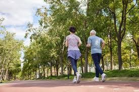 广东男篮在CBA杯赛中以94-80击败广州男篮，奎恩全场高效表现，贡献29分6篮板7助攻5抢断，助力球队取得首胜。