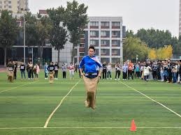 42岁鲍春来现身球场：昔日挚爱罗雪娟嫁豪门儿女双全，他却至今单身引唏嘘